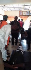 ICRC official demonstrating first aid treatment to journalists in Yola